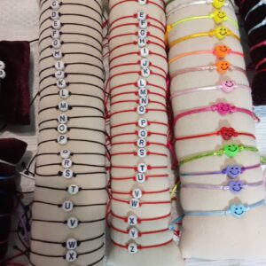 Pulso de letras y cara feliz