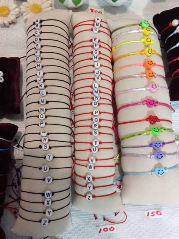 Pulso de letras y cara feliz