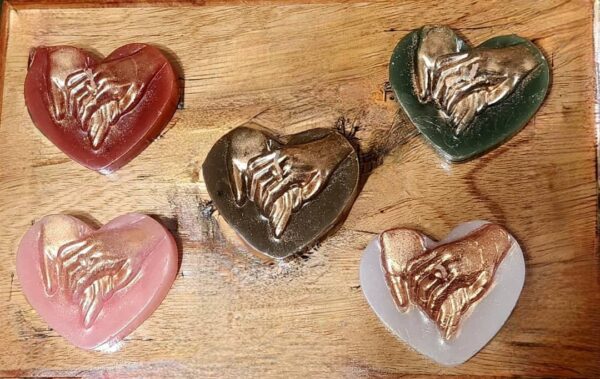 Corazón con manos de amantes